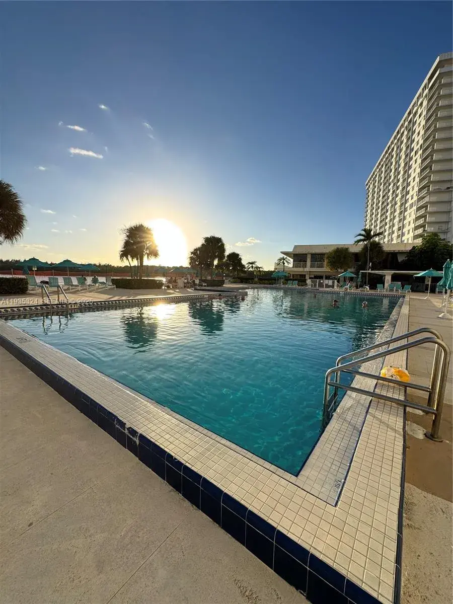 300 Bayview Dr # 509, Sunny Isles Beach FL 33160