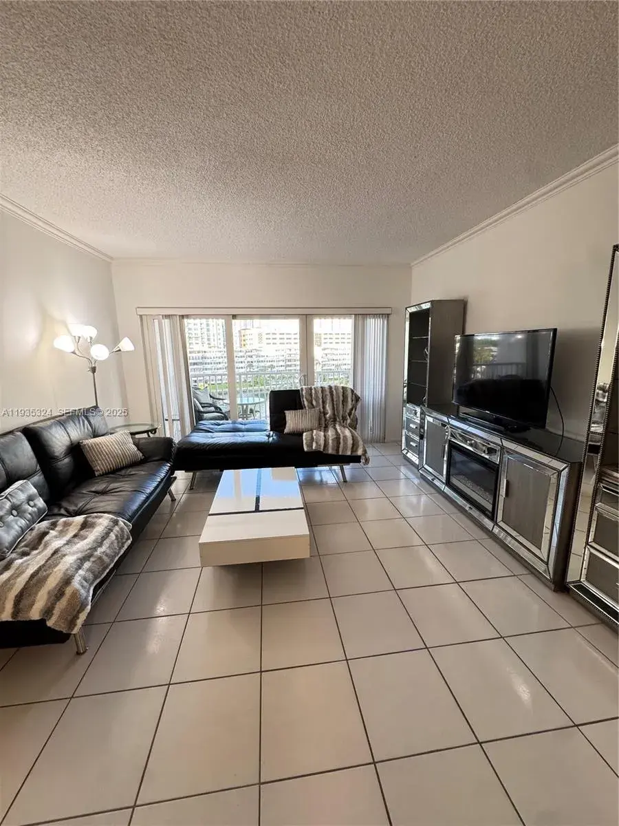 300 Bayview Dr # 509, Sunny Isles Beach FL 33160