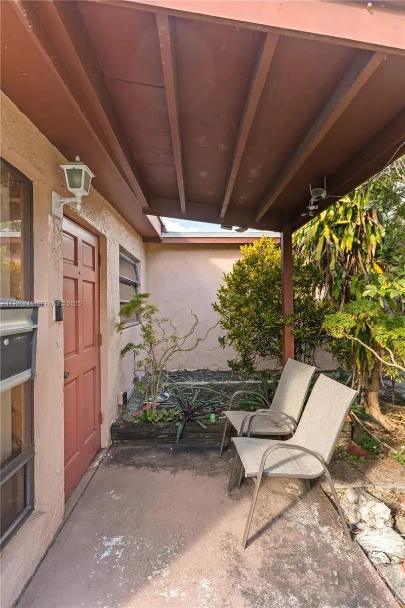 6811 Thomas St, Hollywood FL 33024