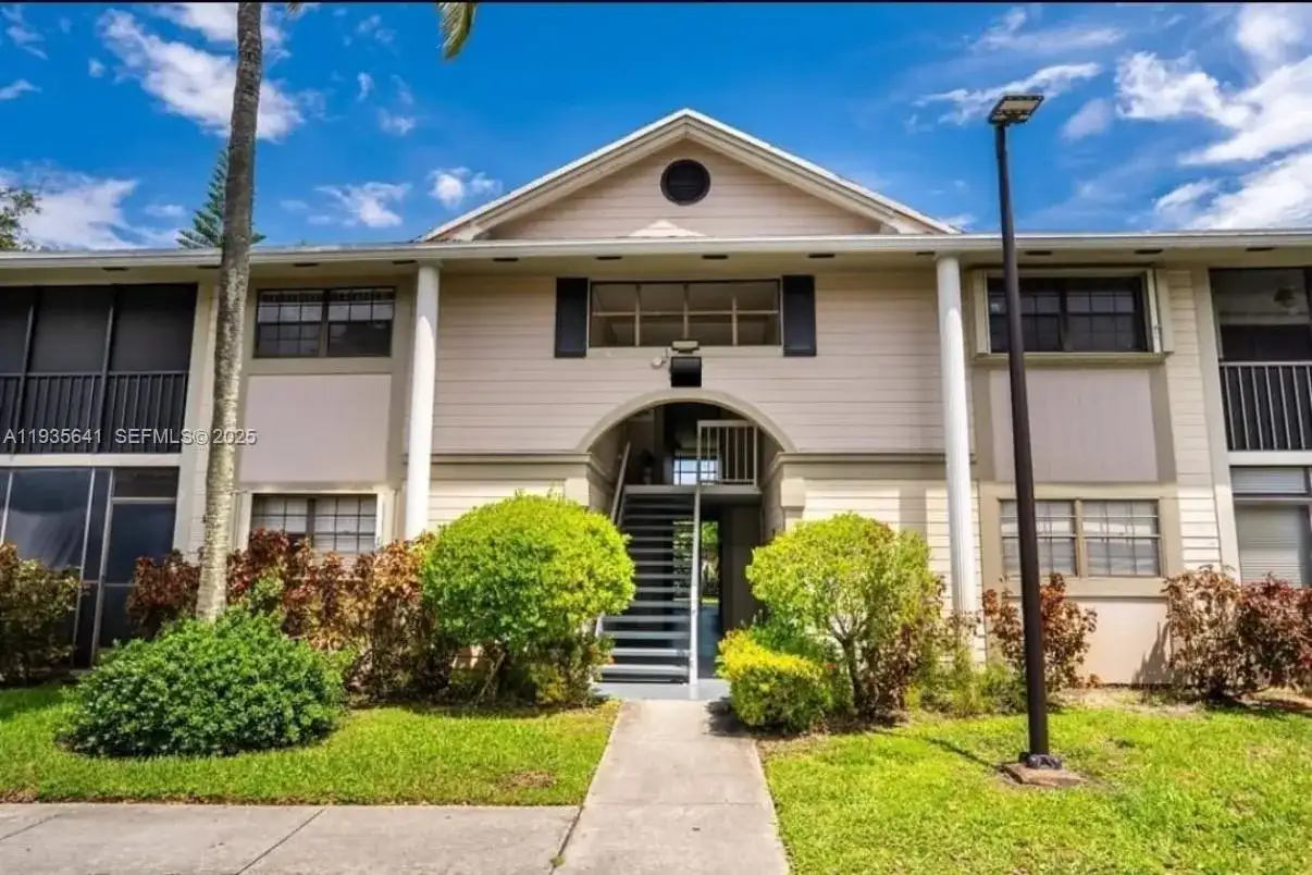 811 NE 199th St # 33, Miami FL 33179 photo 3