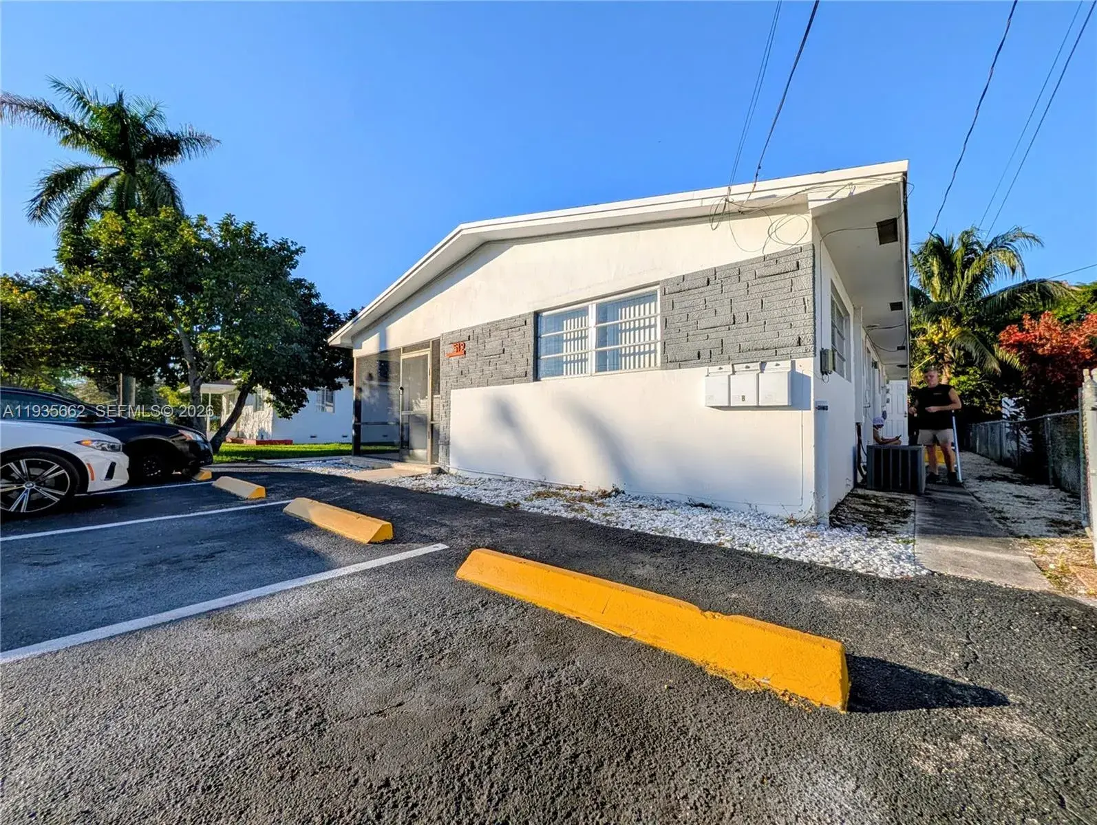 512 SW 7th St # 4, Hallandale Beach FL 33009