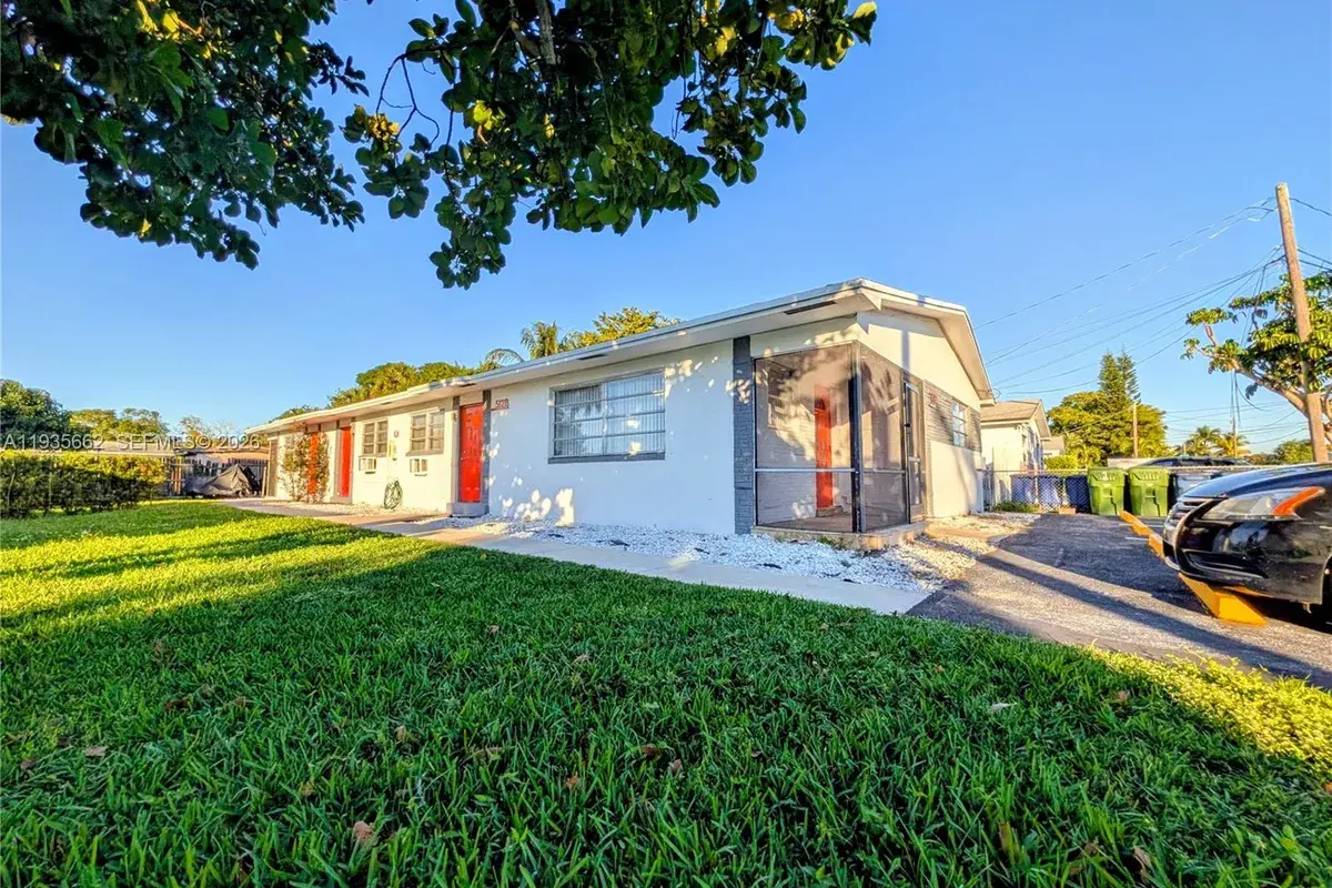 512 SW 7th St # 4, Hallandale Beach FL 33009
