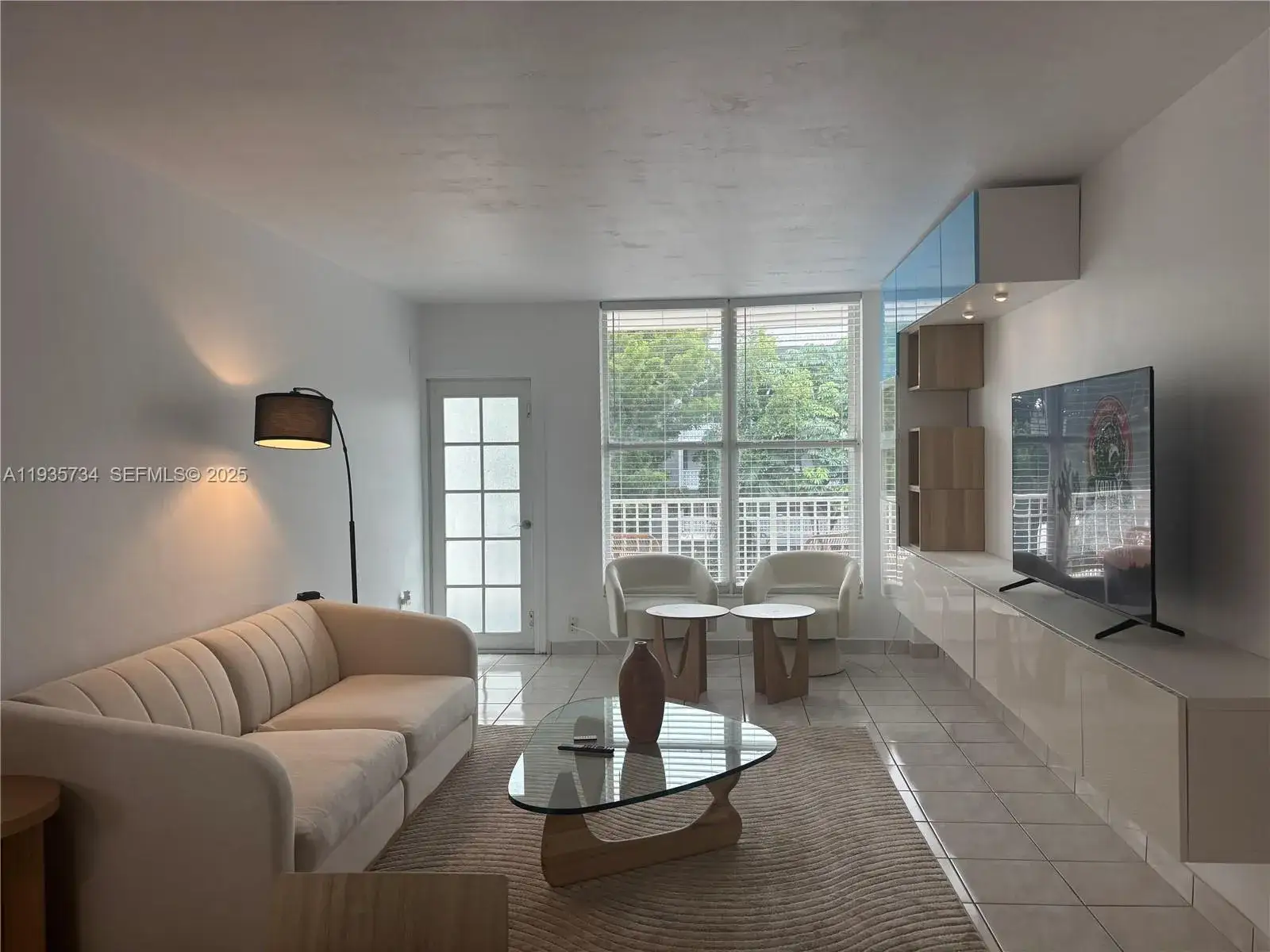 1 bedroom 1 bath Residential for sale at 1300 Lincoln Rd # B302, Miami Beach FL 33139
