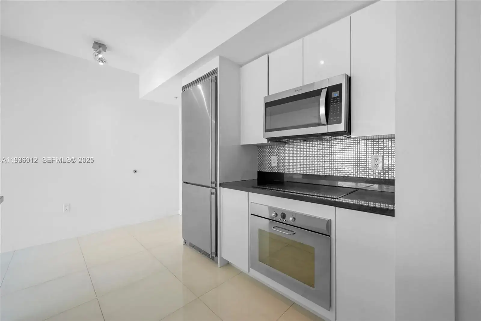 92 SW 3rd St # 3902, Miami FL 33130 photo 2