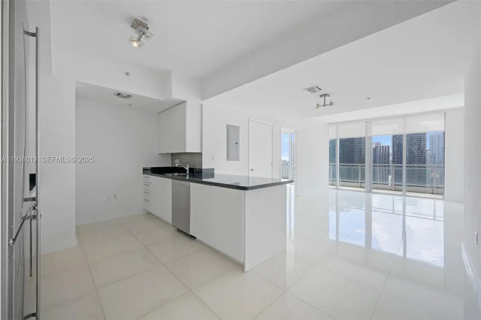 92 SW 3rd St # 3902, Miami FL 33130 photo 4