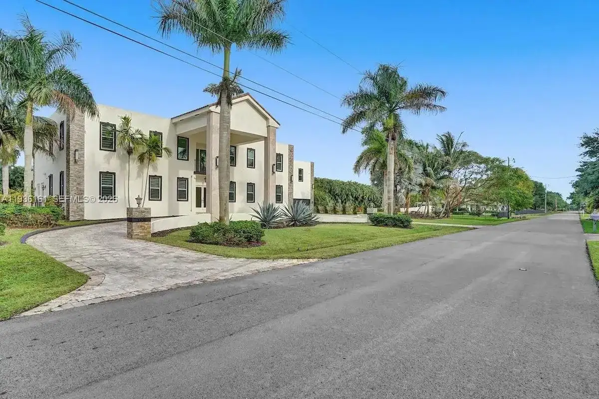 1430 NW 114th Ave, Plantation FL 33323 photo 3