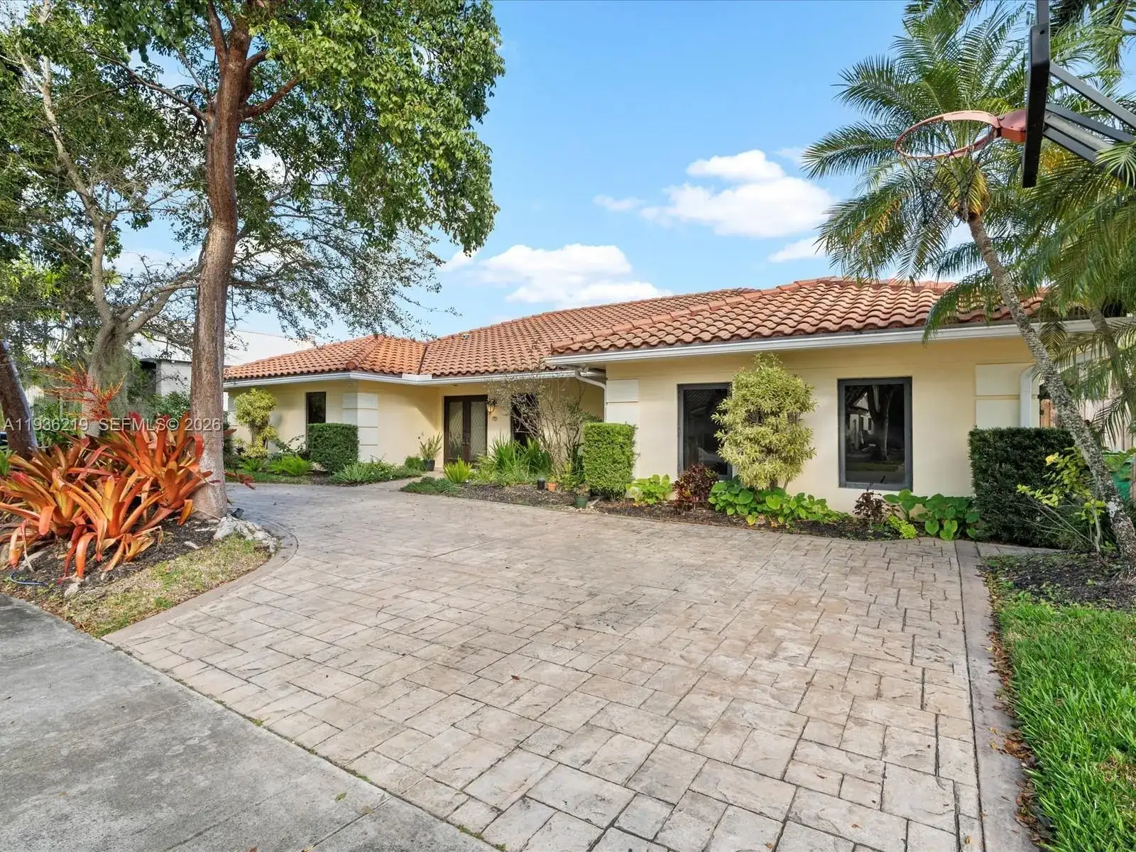 21151 NE 22nd Ct, Miami FL 33180 photo 4