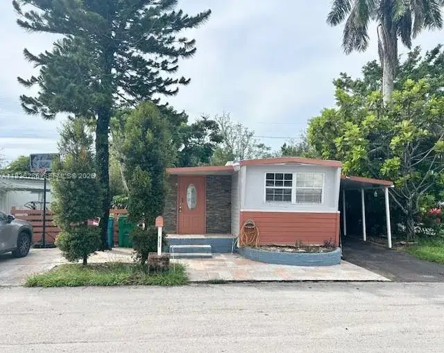 8732 SW 16th St, Davie FL 33324