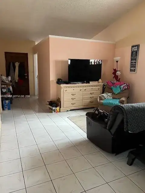 2566 W 73rd Pl, Hialeah FL 33016 photo 3
