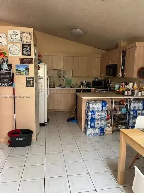 2566 W 73rd Pl, Hialeah FL 33016 photo 4