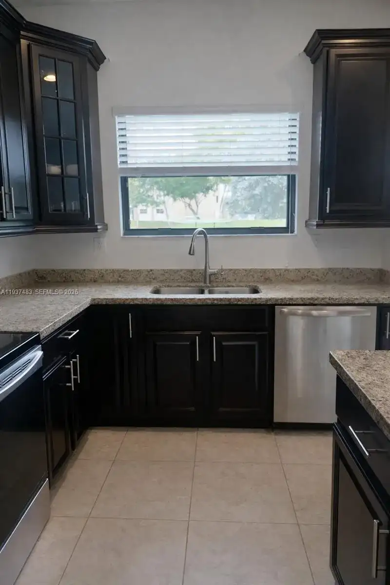 909 NE 193rd Ter, Miami FL 33179 photo 4