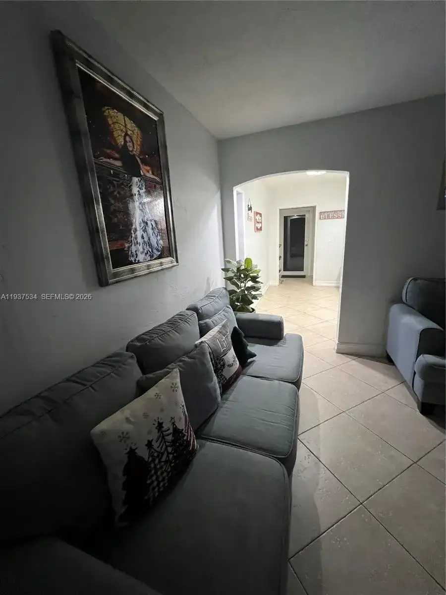 1461 E 9th Ct, Hialeah FL 33010 photo 4
