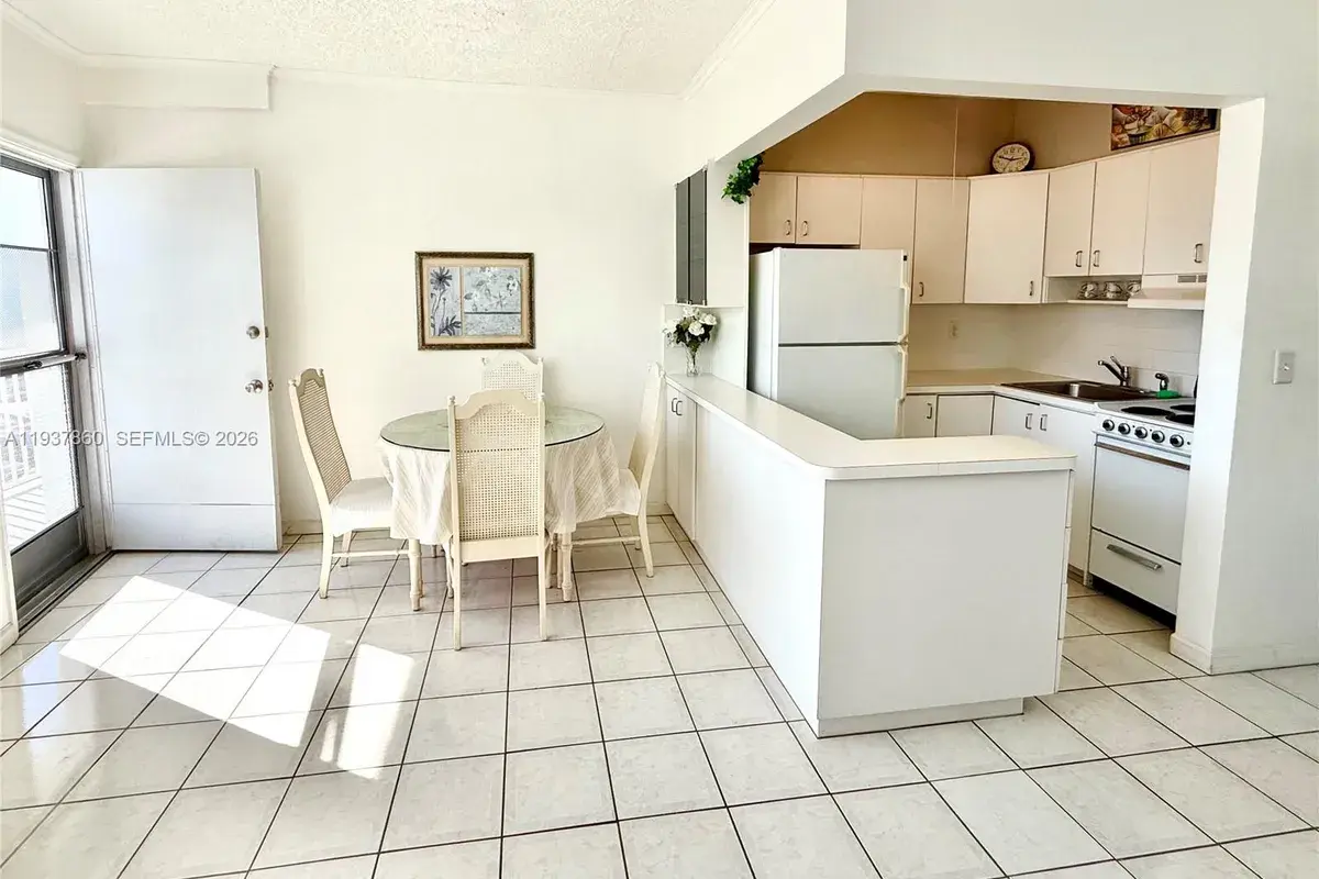 3177 S Ocean Dr # 305, Hallandale Beach FL 33009