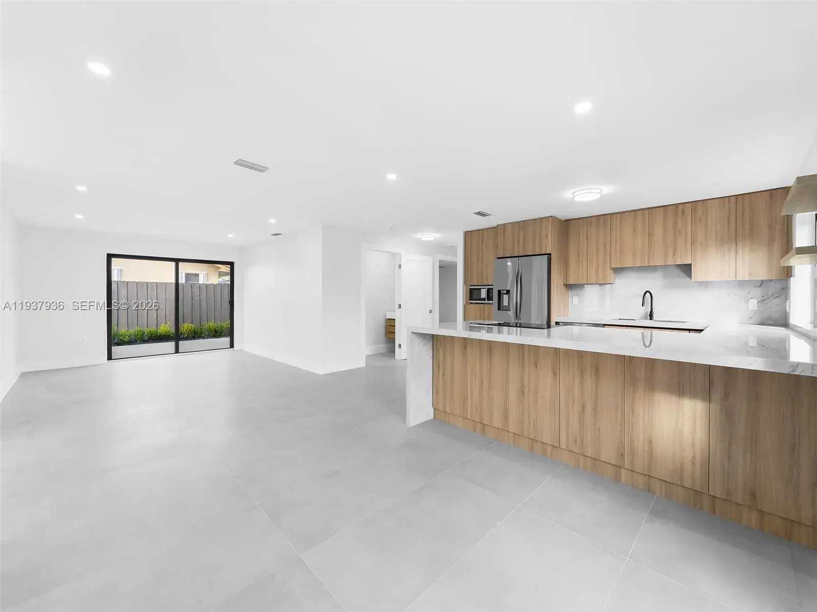 212 SW 7th St, Hallandale Beach FL 33009