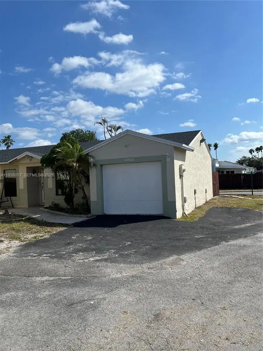 19926 NW 67th Pl, Hialeah FL 33015 photo 3