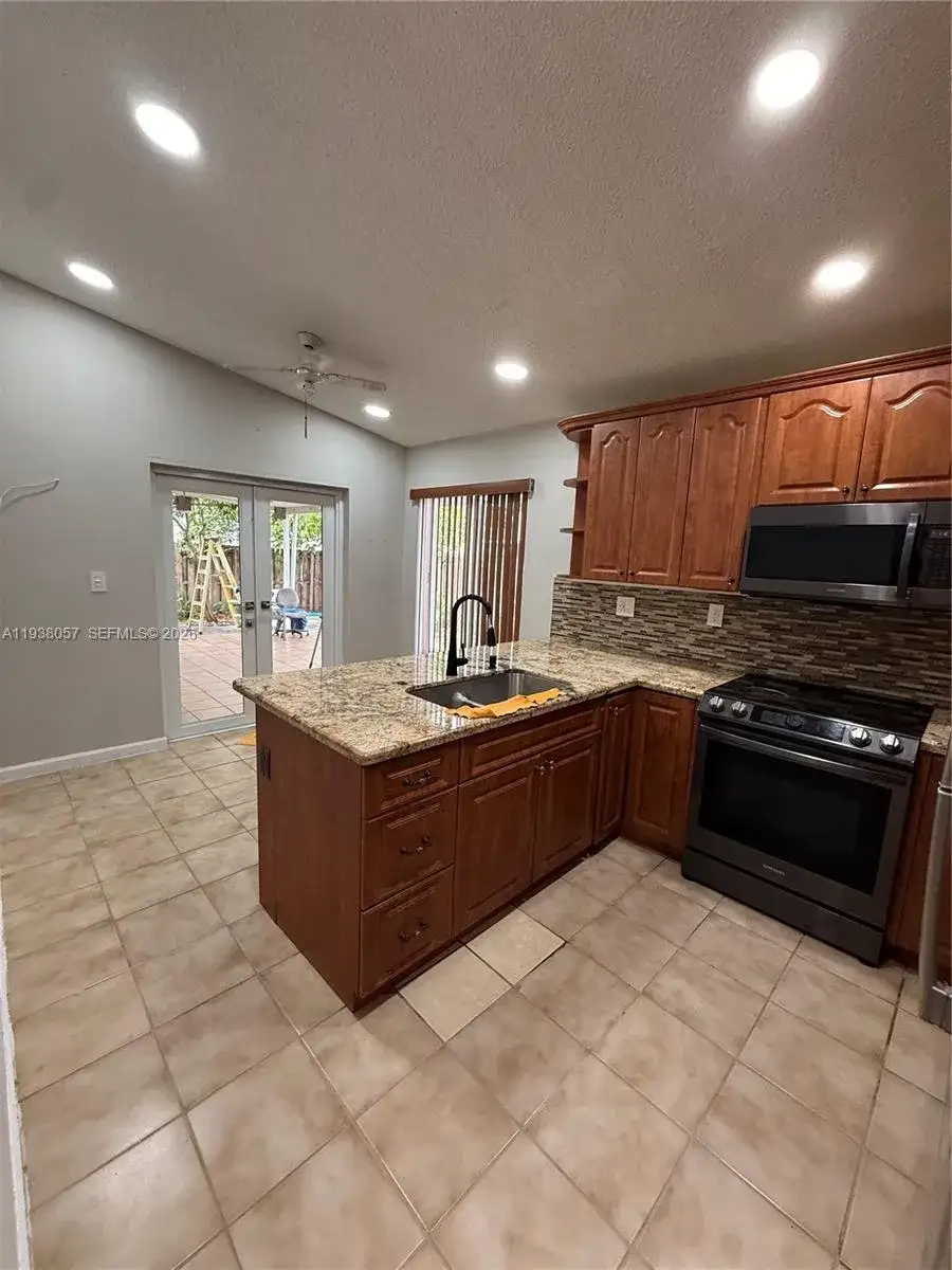 19926 NW 67th Pl, Hialeah FL 33015 photo 4