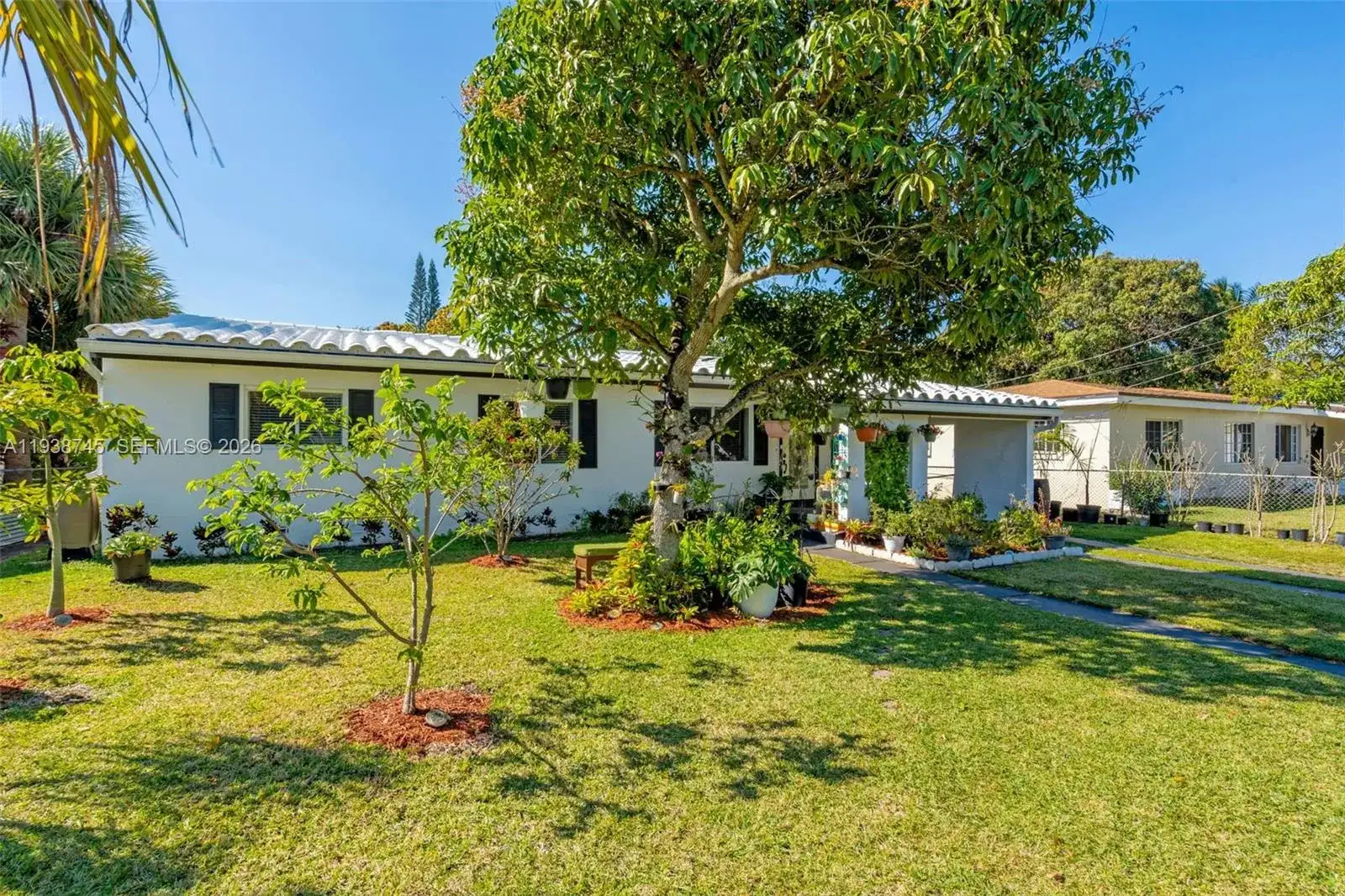 1522 NE 148th St, Miami FL 33161 photo 2