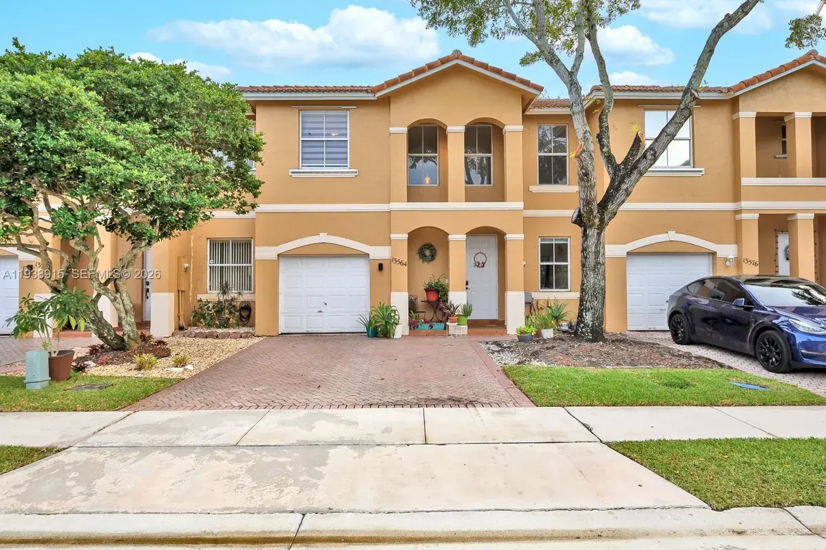 13564 NW 7th St, Pembroke Pines FL 33028