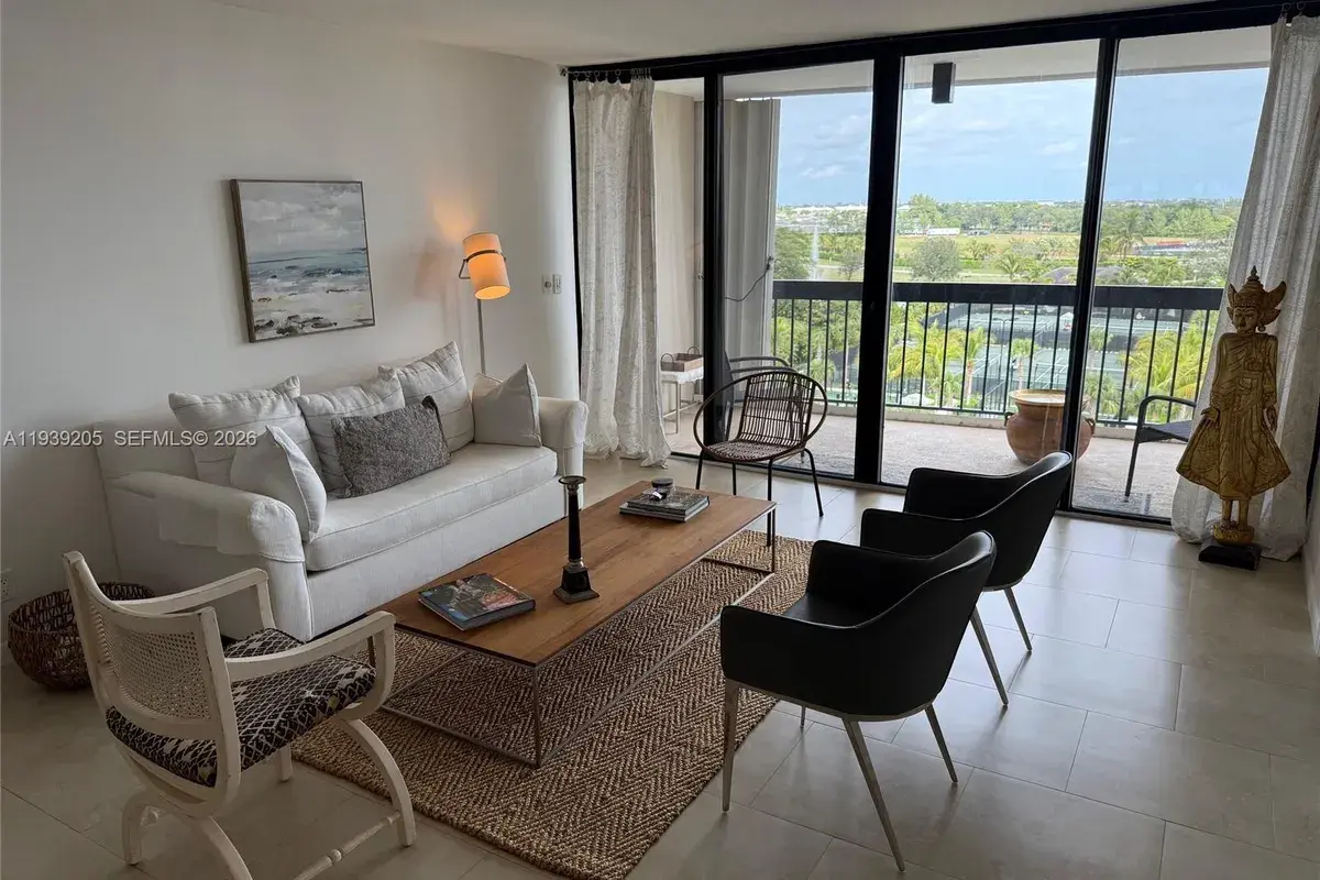 2425 Presidential Way # 703, West Palm Beach FL 33401