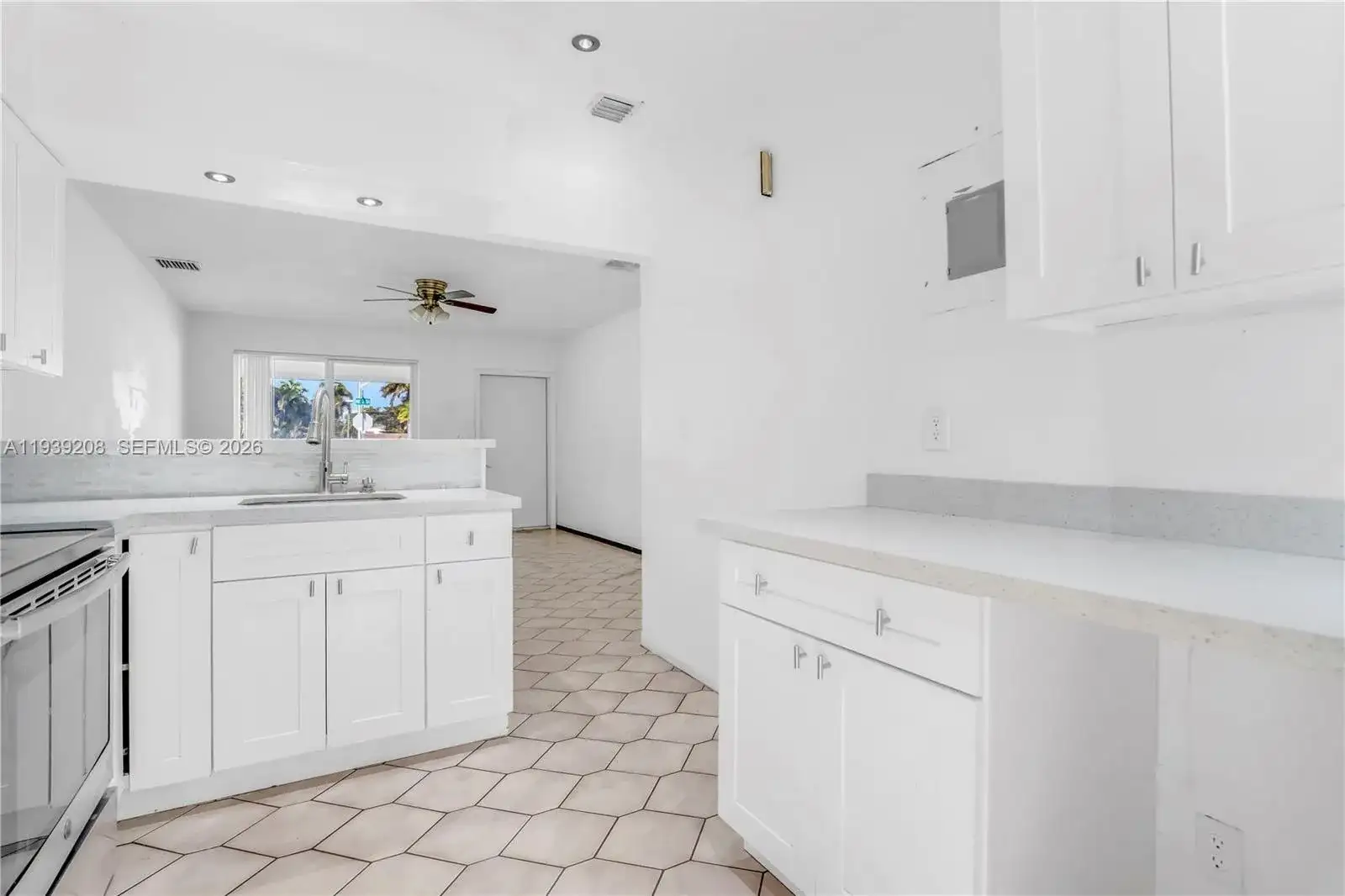 137 NE 1st Ct, Dania Beach FL 33004 photo 3