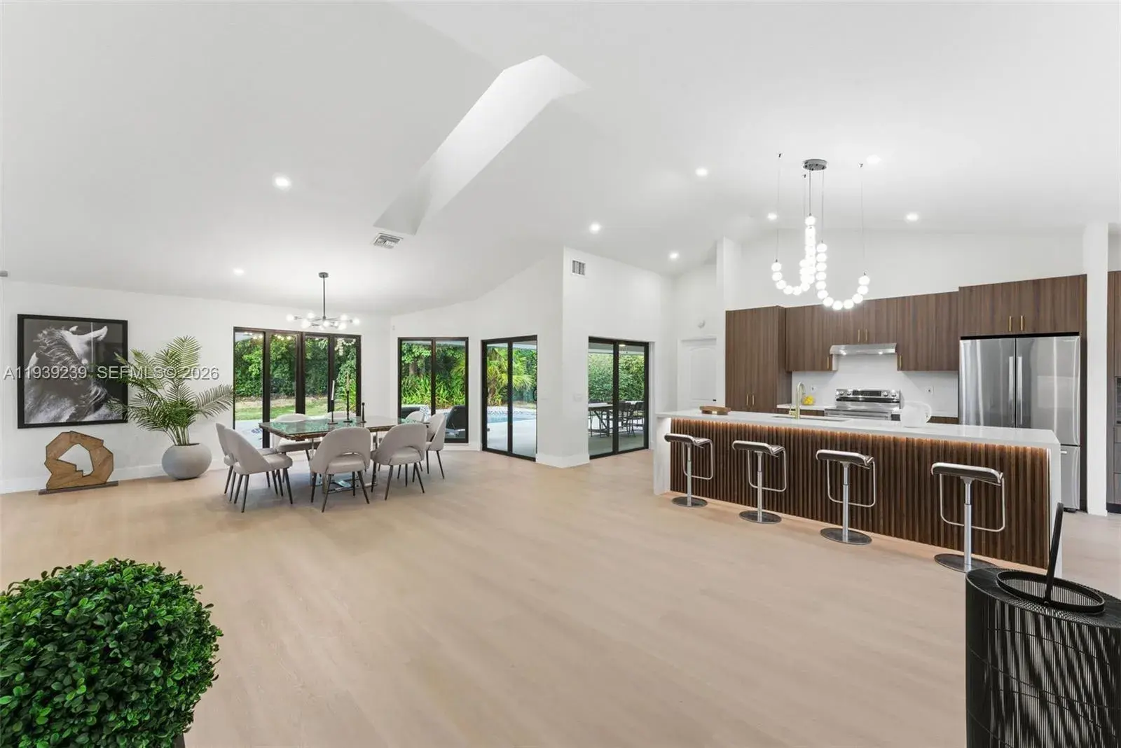 2 Dunbar Rd, Palm Beach Gardens FL 33418
