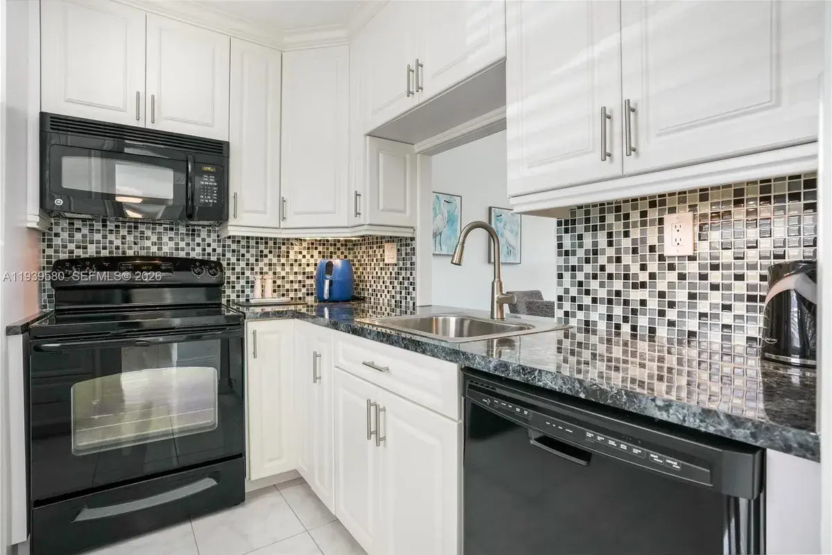 4801 NW 34th St # 406, Lauderdale Lakes FL 33319