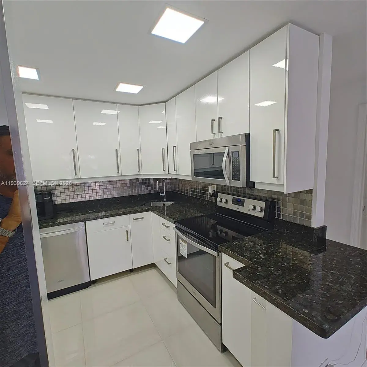 2750 NE 183rd St # 301, Aventura FL 33160