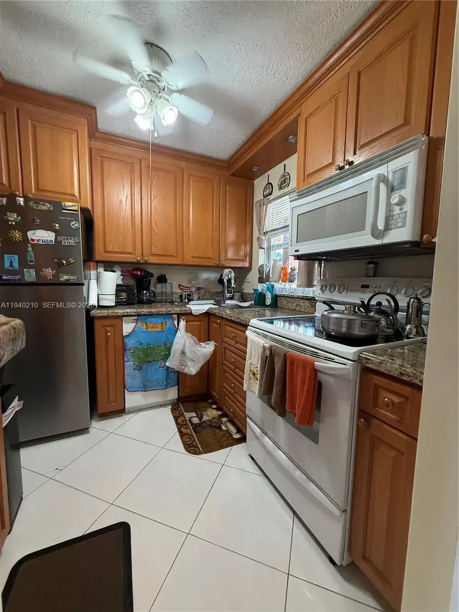 9041 Sunrise Lakes Blvd # 207, Sunrise FL 33322