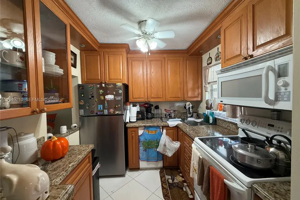 9041 Sunrise Lakes Blvd # 207, Sunrise FL 33322