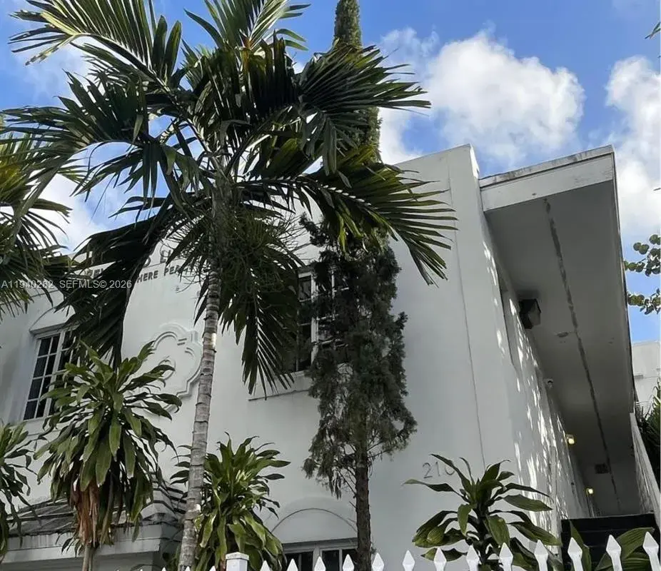 210 NW 16th St, Miami FL 33136