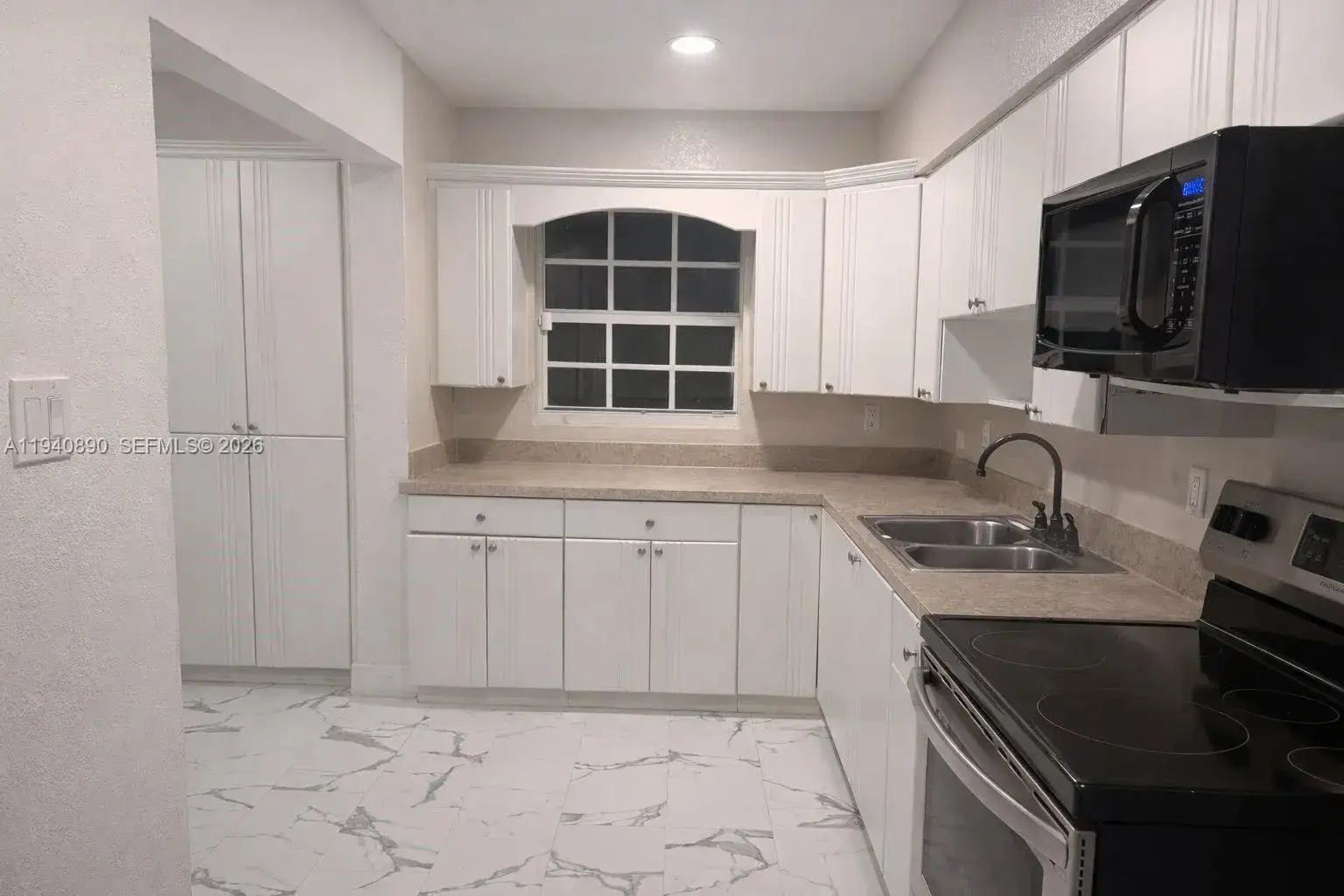 933 NW 3rd Ter, Florida City FL 33034 photo 2