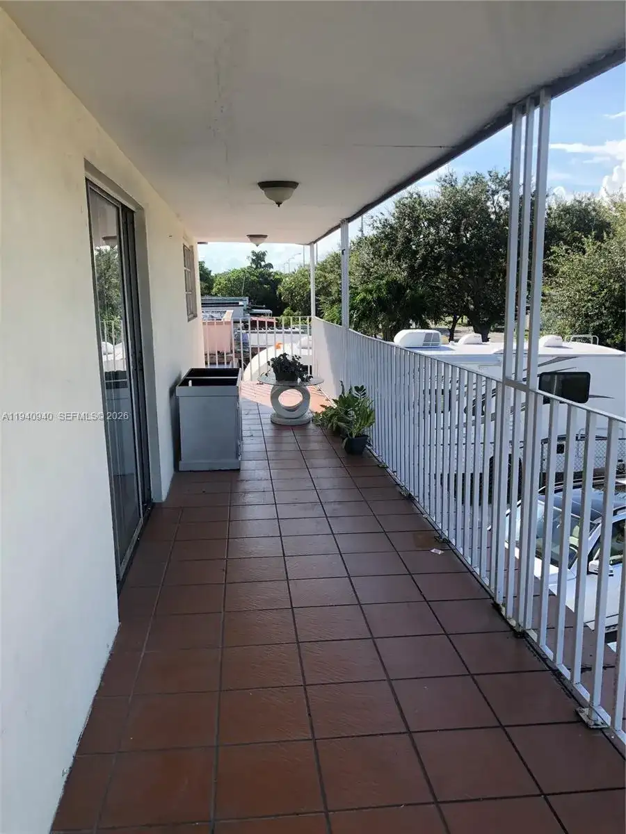992 E 18th St, Hialeah FL 33013 photo 2