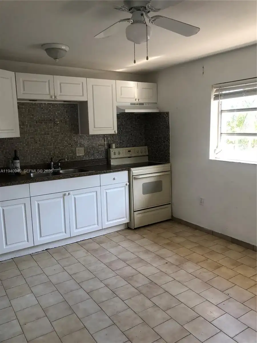 992 E 18th St, Hialeah FL 33013 photo 4
