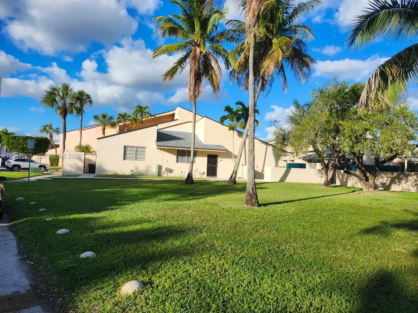 9195 Fontainebleau Blvd # 6, Miami FL 33172 photo 2