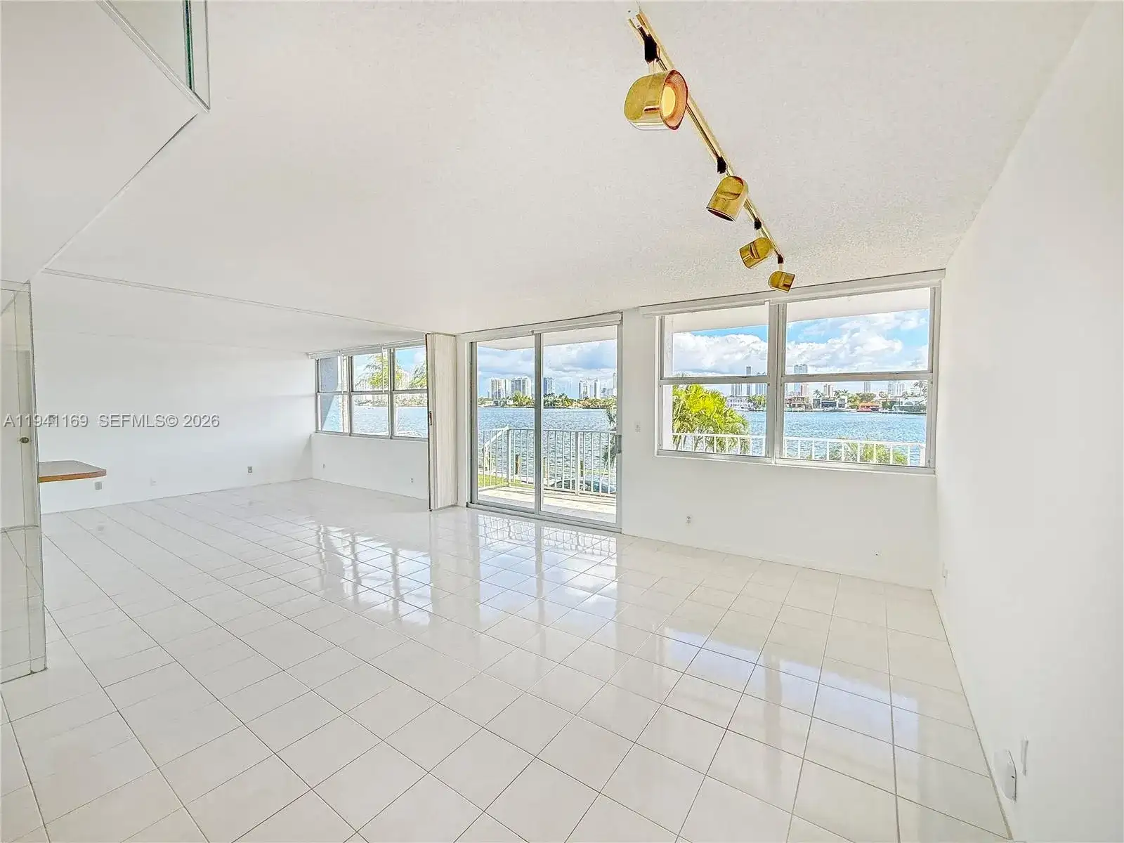 16570 NE 26th Ave # 2J, North Miami Beach FL 33160 photo 2