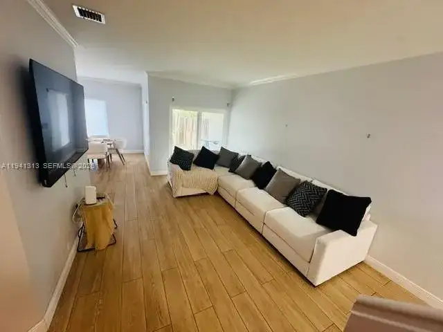 10919 NW 67th Ter, Doral FL 33178 photo 4