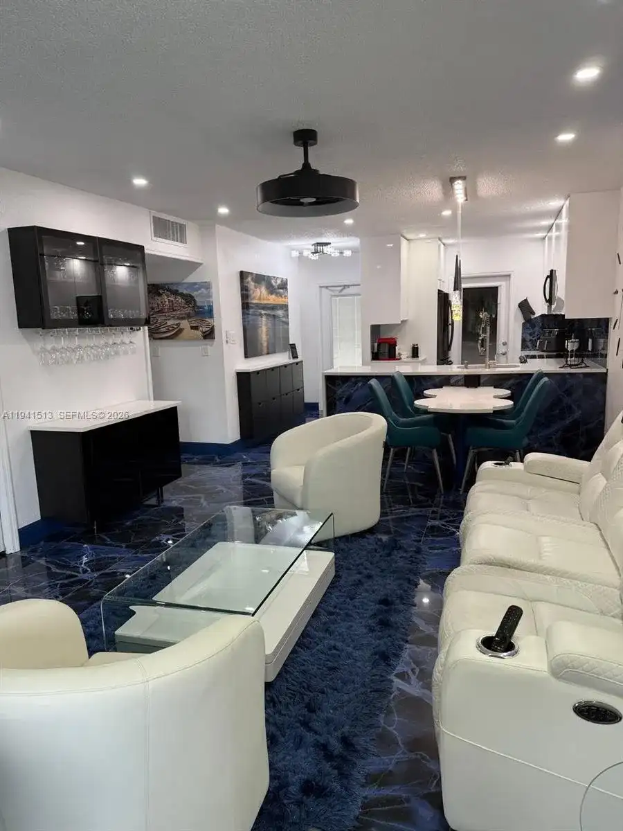 5121 W Oakland Park Blvd # 212, Lauderdale Lakes FL 33313