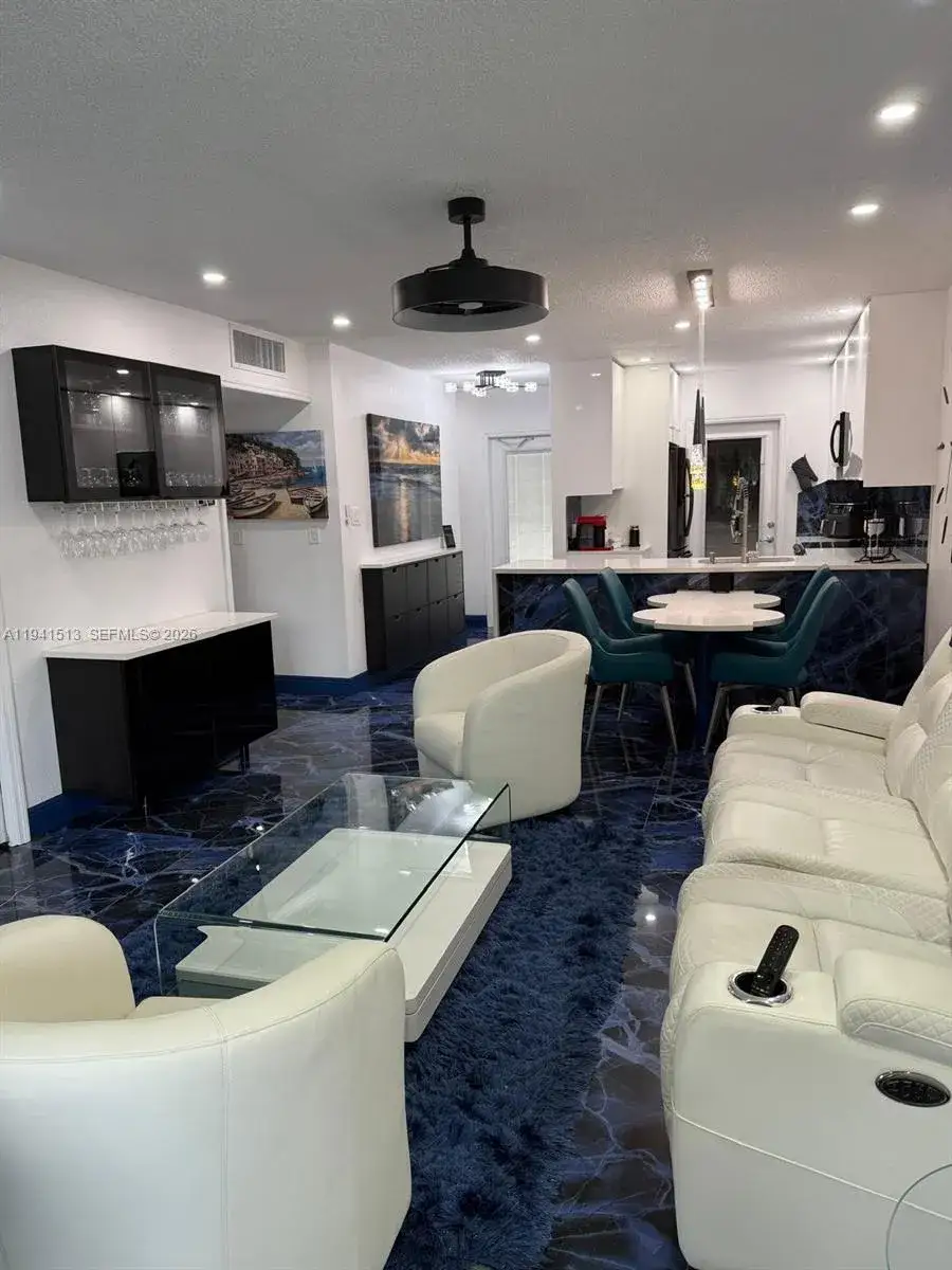 5121 W Oakland Park Blvd # 212, Lauderdale Lakes FL 33313