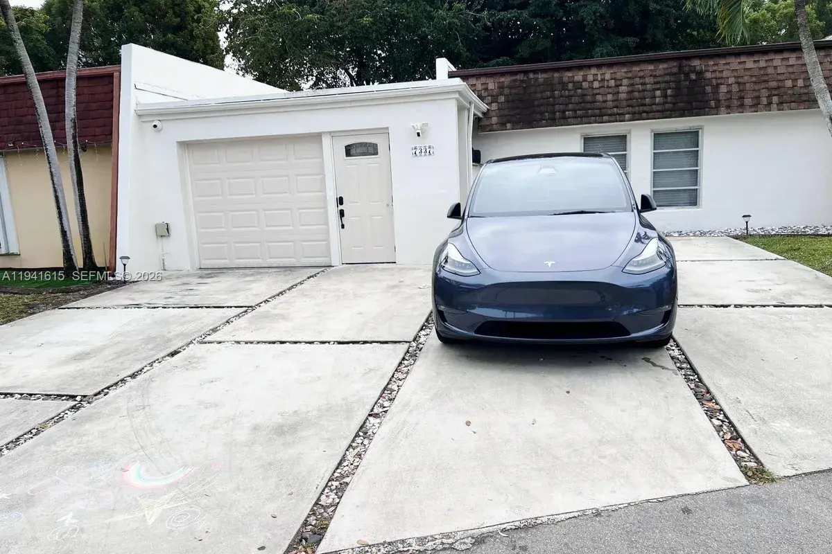 7337 Stardust Dr, Hialeah FL 33015