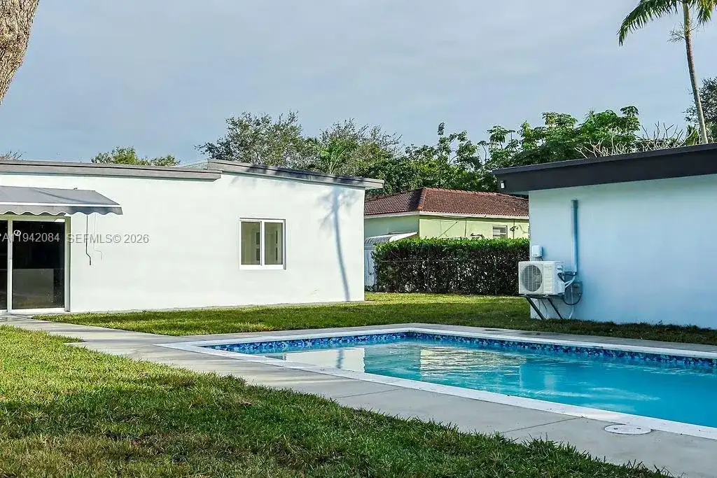 588 Palmetto Dr, Miami Springs FL 33166 photo 2