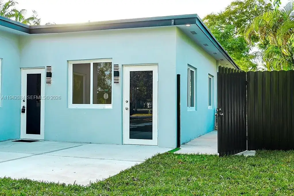 588 Palmetto Dr, Miami Springs FL 33166 photo 3