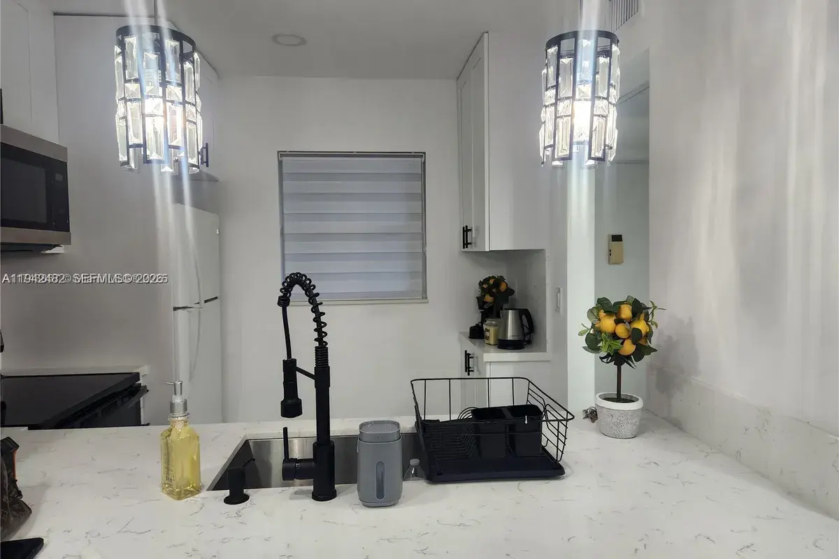 5001 NW 34th St # 305, Lauderdale Lakes FL 33319
