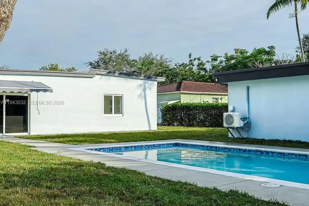588 Palmetto Dr, Miami Springs FL 33166 photo 2