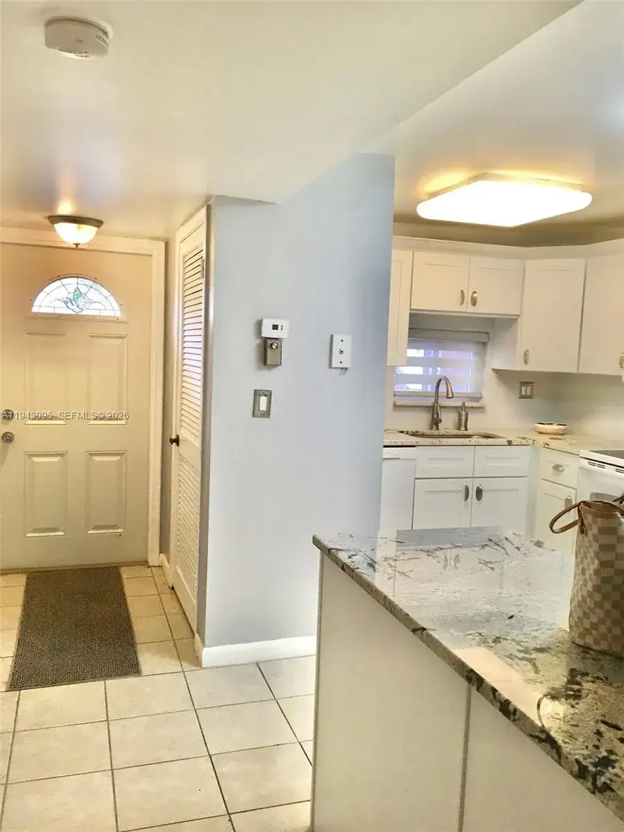 9410 N HOLLYBROOK LAKE DR # 103, Pembroke Pines FL 33025 photo 2