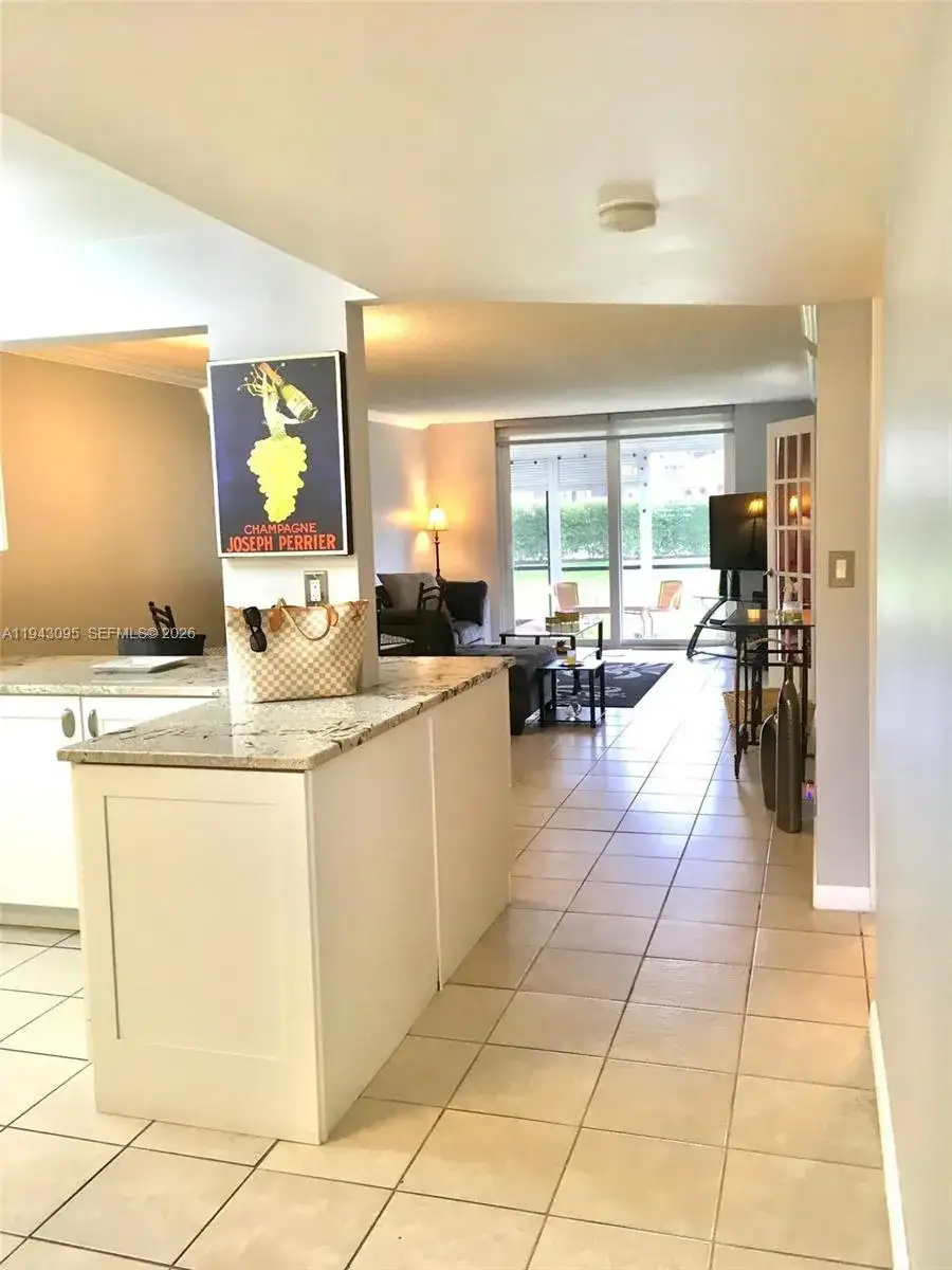 9410 N HOLLYBROOK LAKE DR # 103, Pembroke Pines FL 33025 photo 4