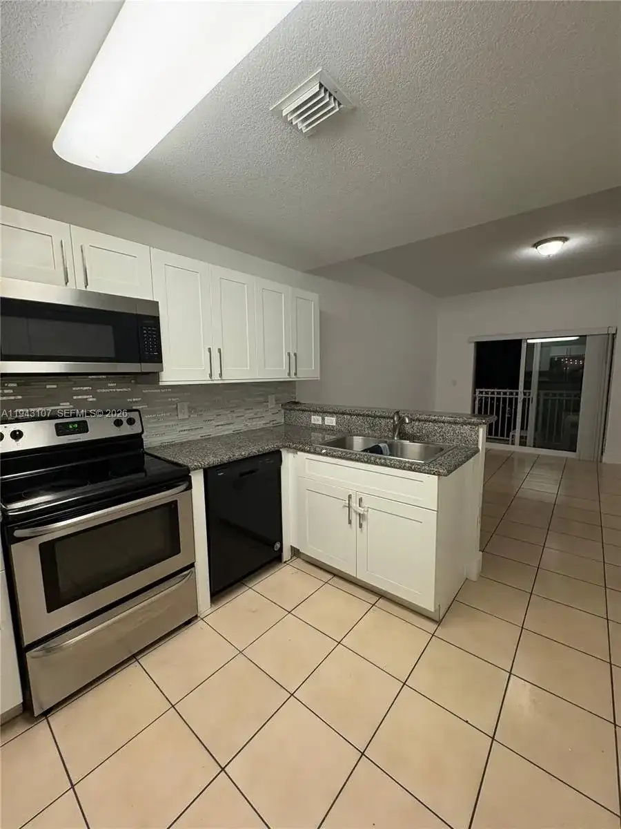 10902 NW 83rd St, Doral FL 33178 photo 5