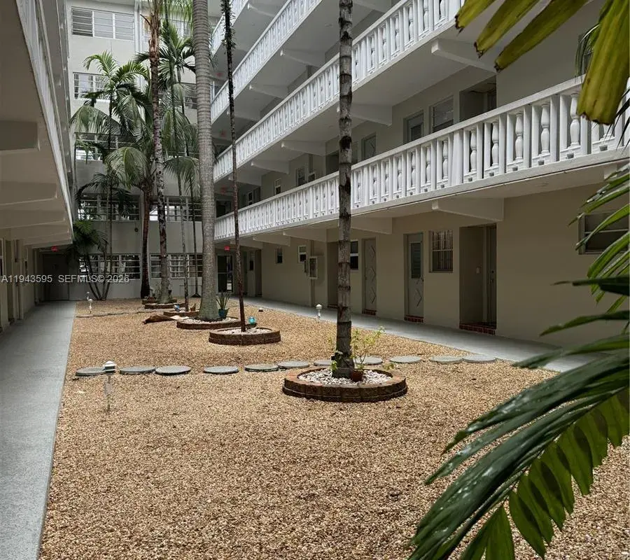 330 SE 2nd St # 104F, Hallandale Beach FL 33009