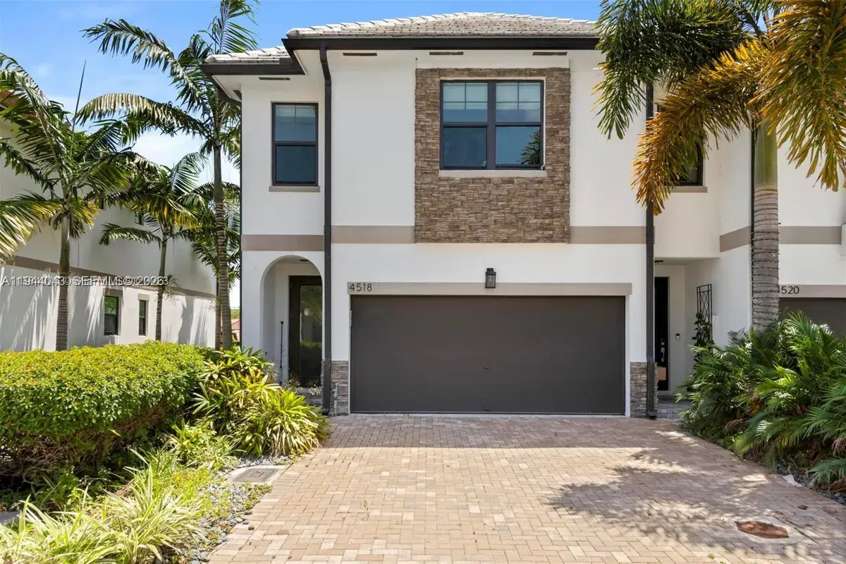 4518 E Aqua Bella Ln, Dania Beach FL 33312