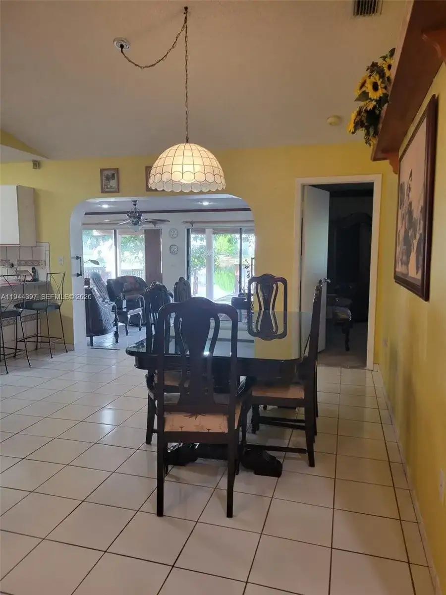 6931 NW 169th Ter, Hialeah FL 33015 photo 2