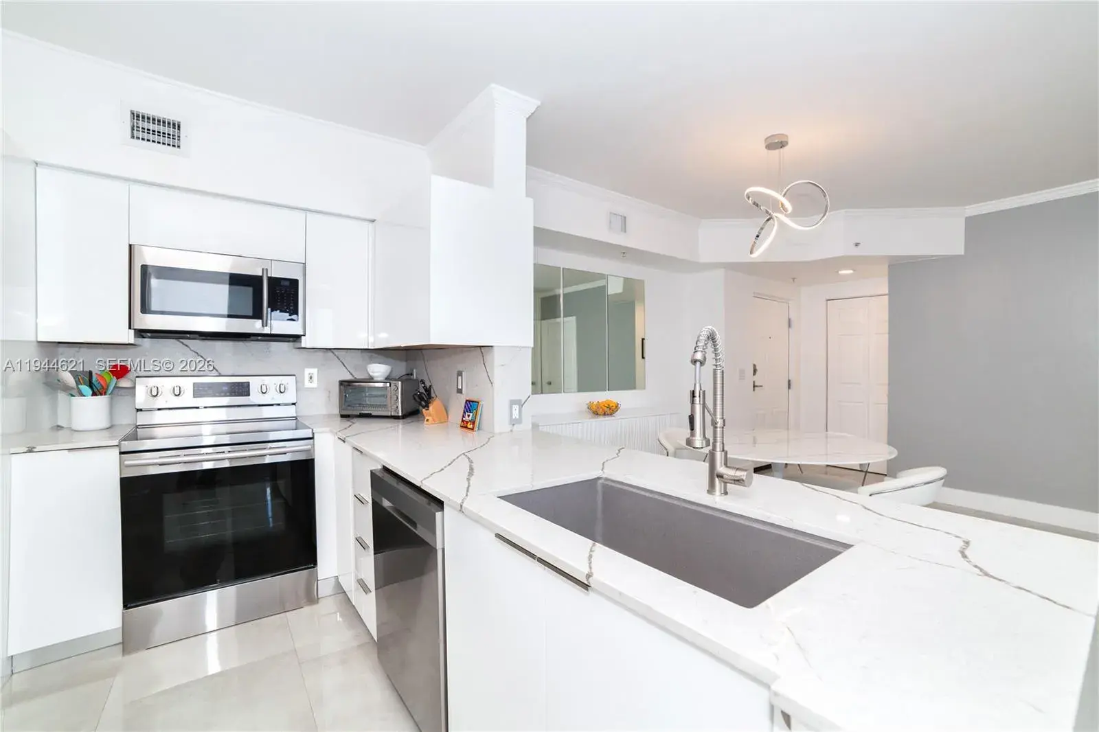 17150 N Bay # 2905, Sunny Isles Beach FL 33160